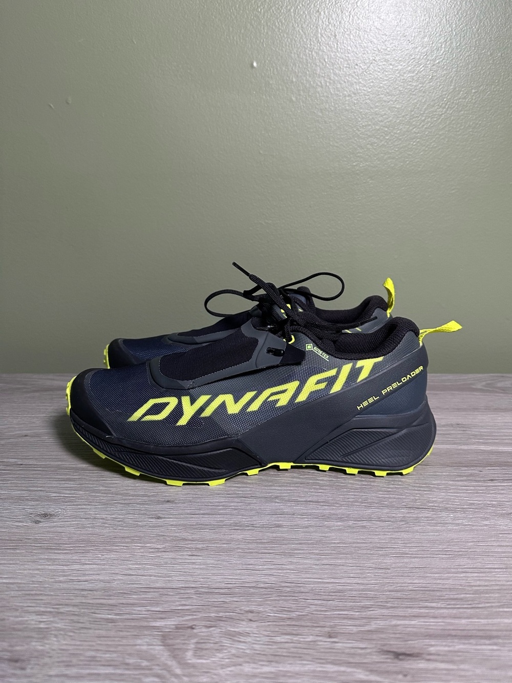 Dynafit Ultra 100 GTX W Trail Running Shoe Womens 9.5 Carbon/Neon Yellow